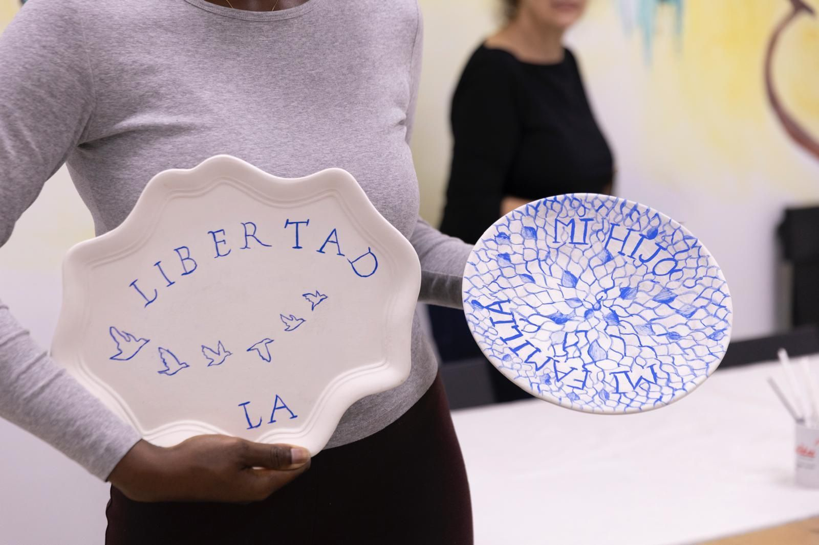Una de las mujeres participantes en el taller 'La Mesa Tendida' muestra las piezas que ha creado.