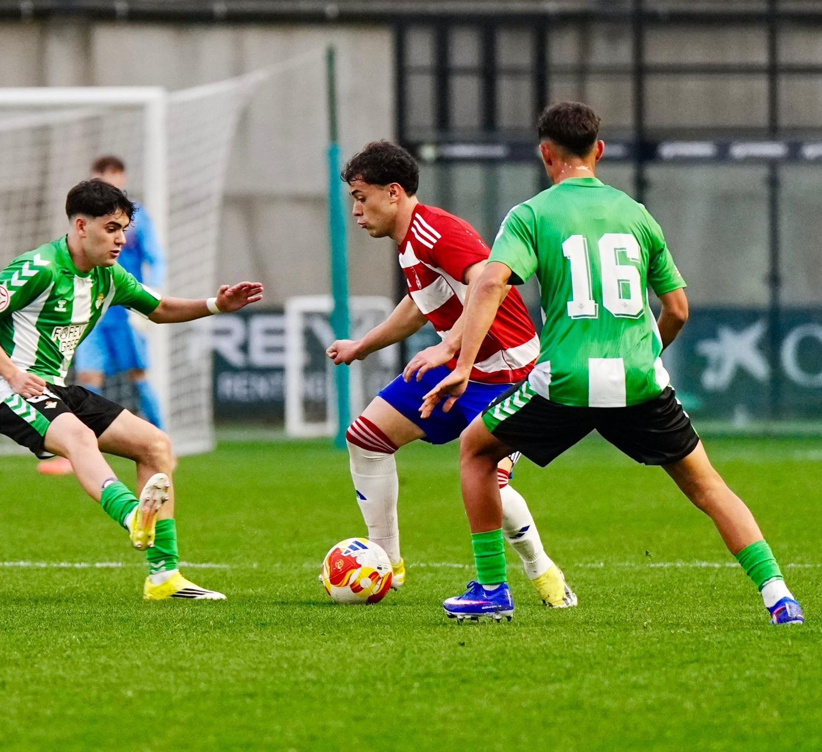 Una acción del partido jugado este miércoles en Sevilla