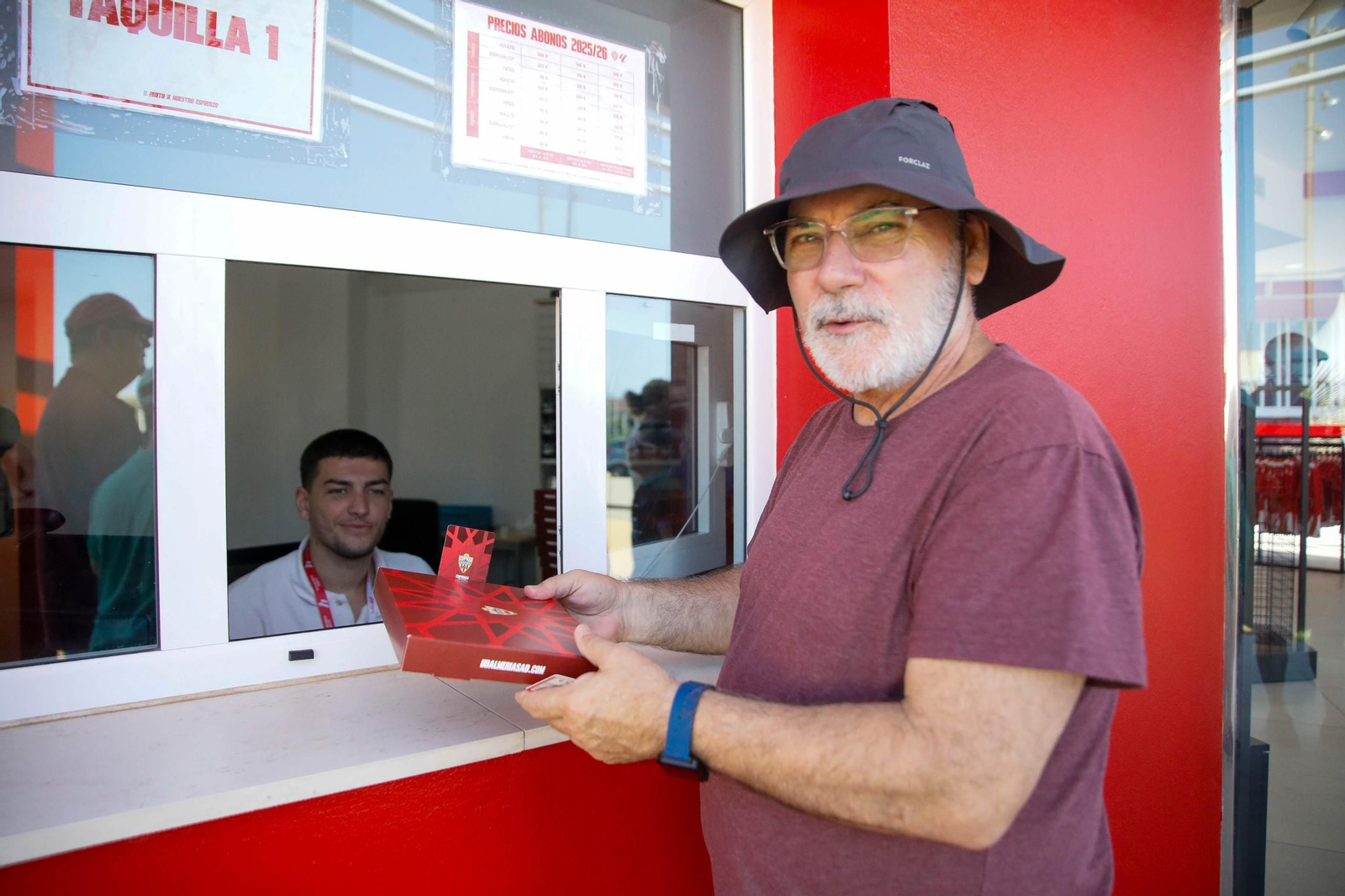 Las imágenes de la campaña de abonos de la UDA y apertura de la tienda del club