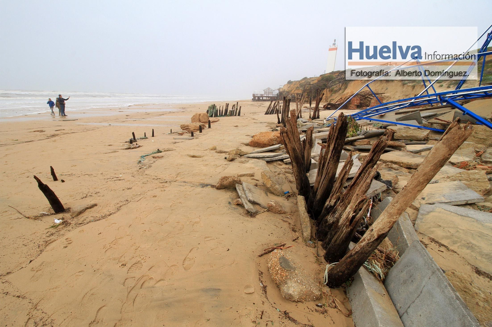 Imágenes del temporal de viento y lluvia en la playa de Matalascañas