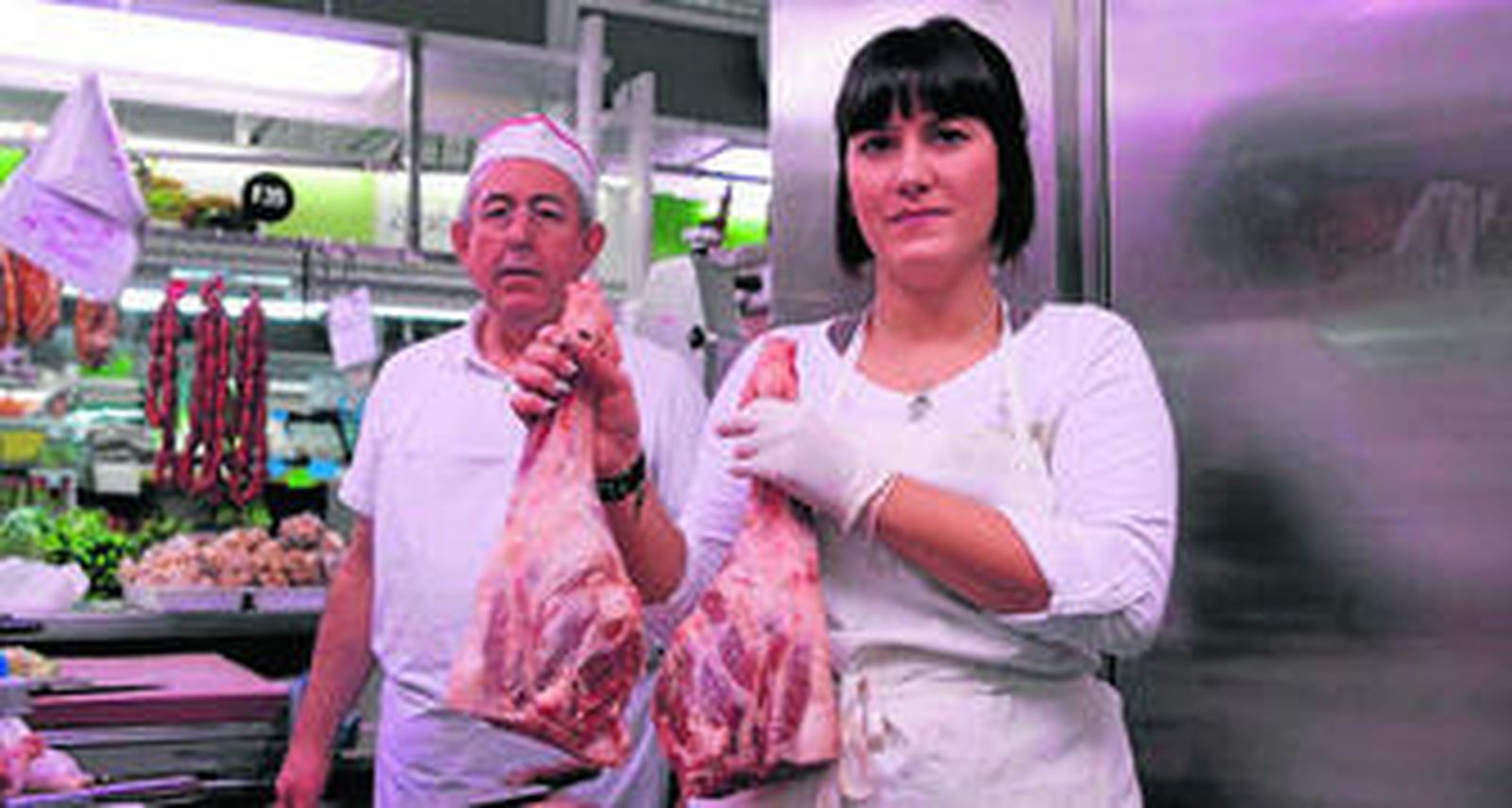 Juan Miguel posa junto a su hija Tamara en el interior del puesto.