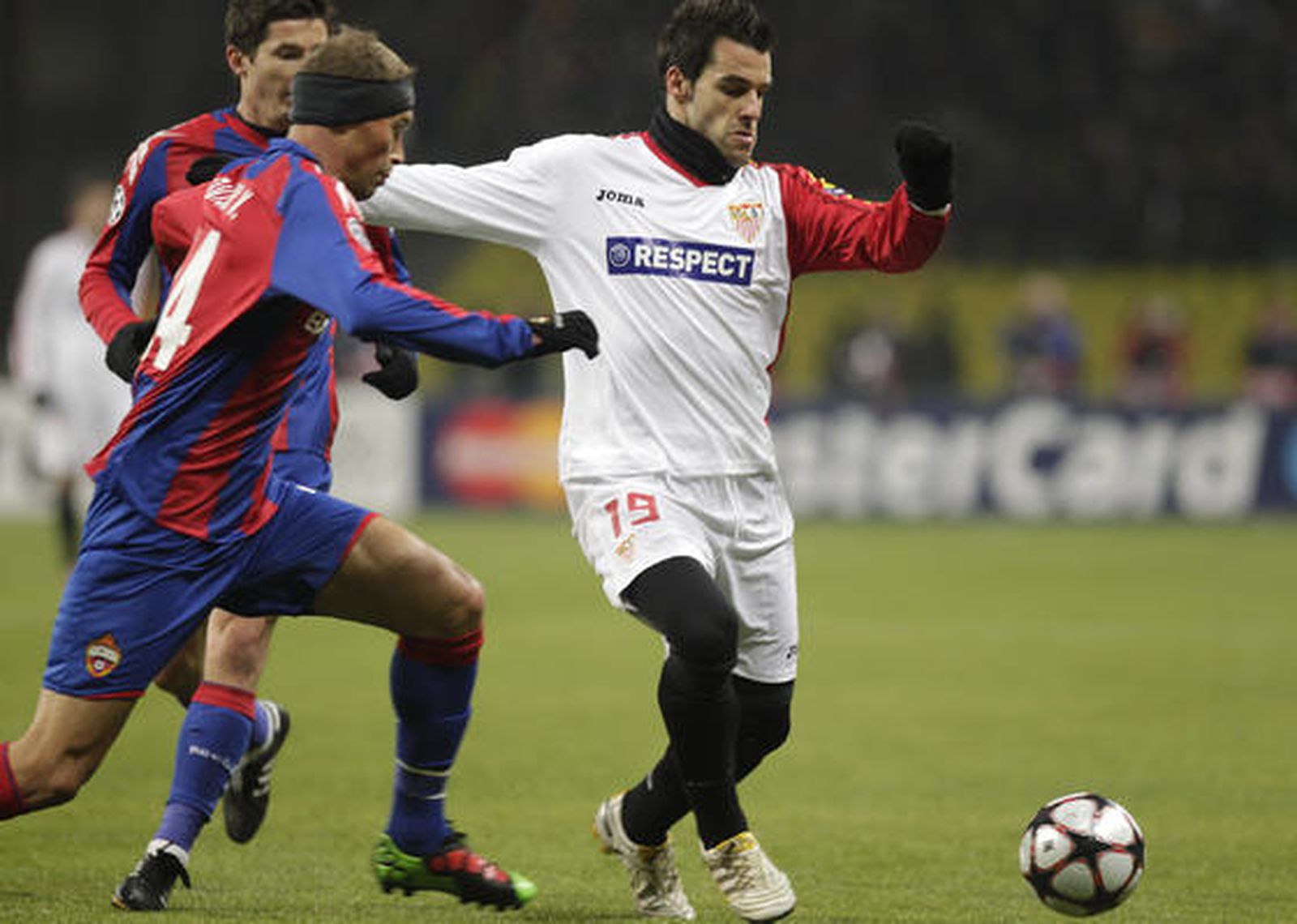 Negredo intenta controlar un balón.

Foto: Antonio Pizarro