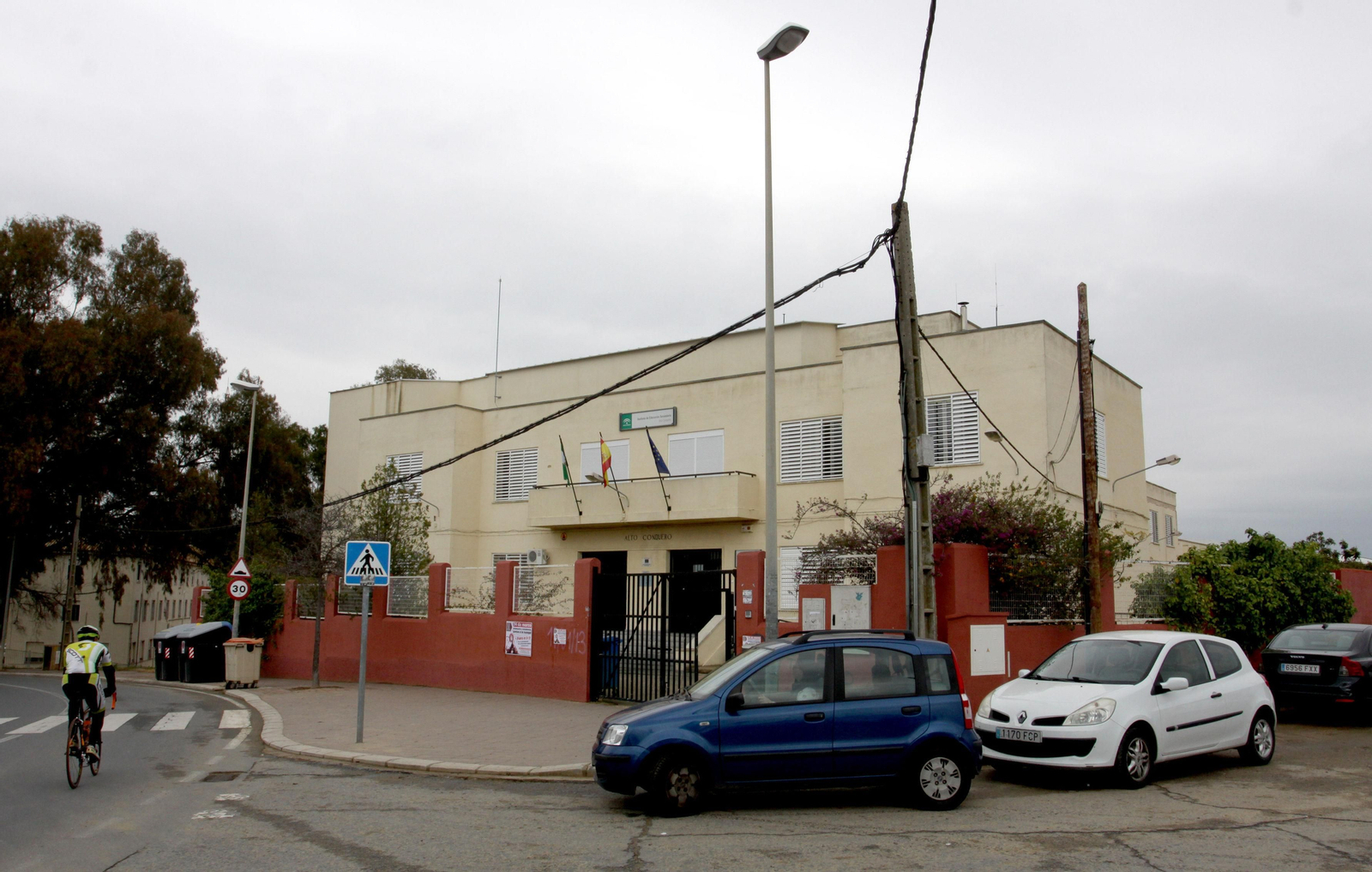 Fachada principal del IES Alto Conquero.