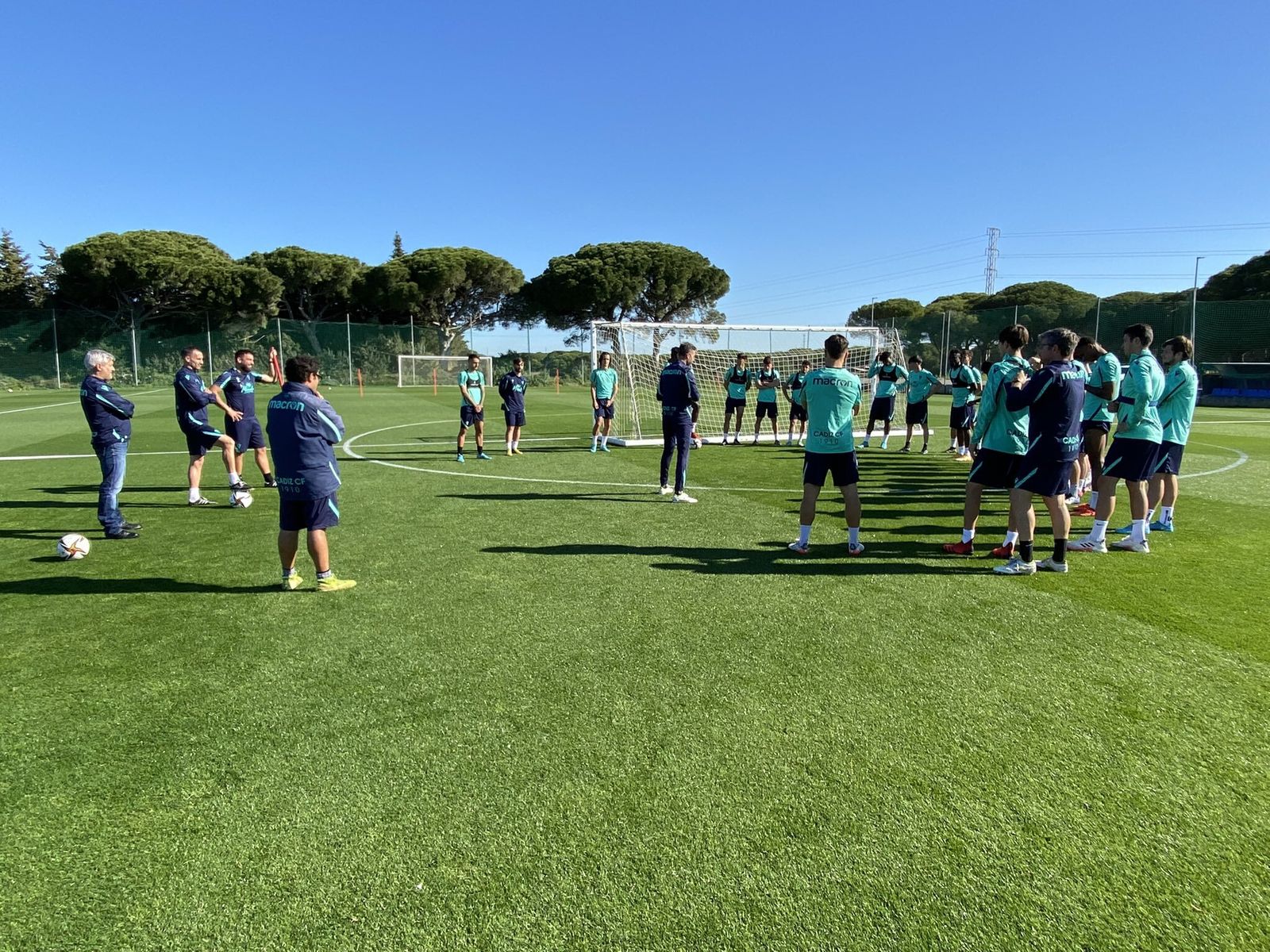 Sesión preparatoria del Cádiz B en el campo 4 de El Rosal, en la presente semana.