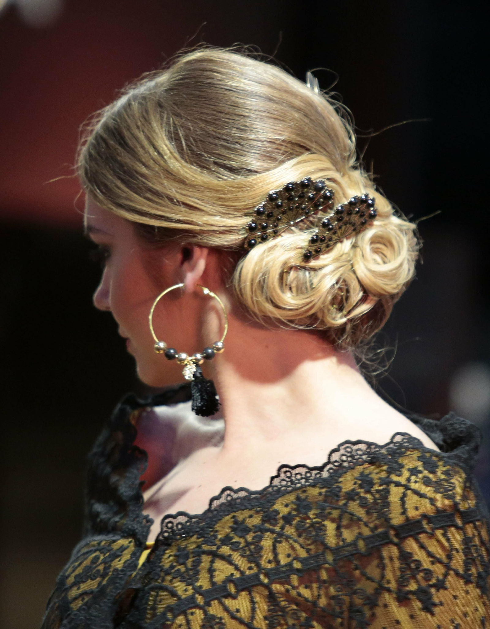 Recogido bajo y mantoncillo con blonda.