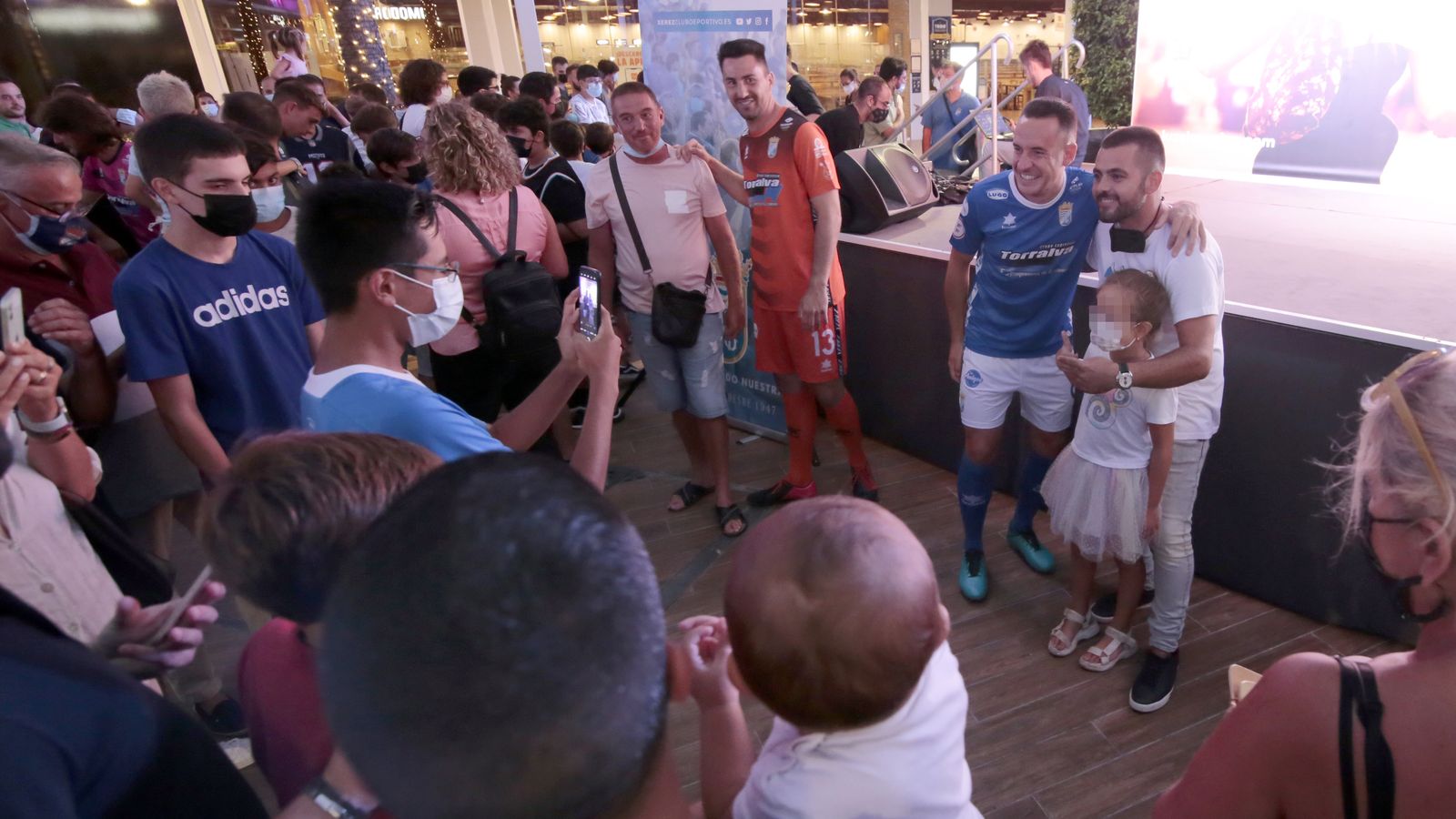 Imágenes de la presentación de las nuevas camisetas del Xerez CD en Luz Shopping