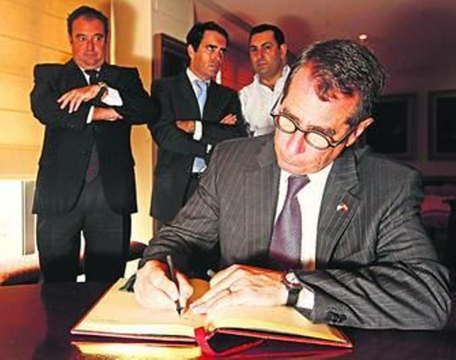 Alan D. Solomont firma en el libro de honor del Diario.