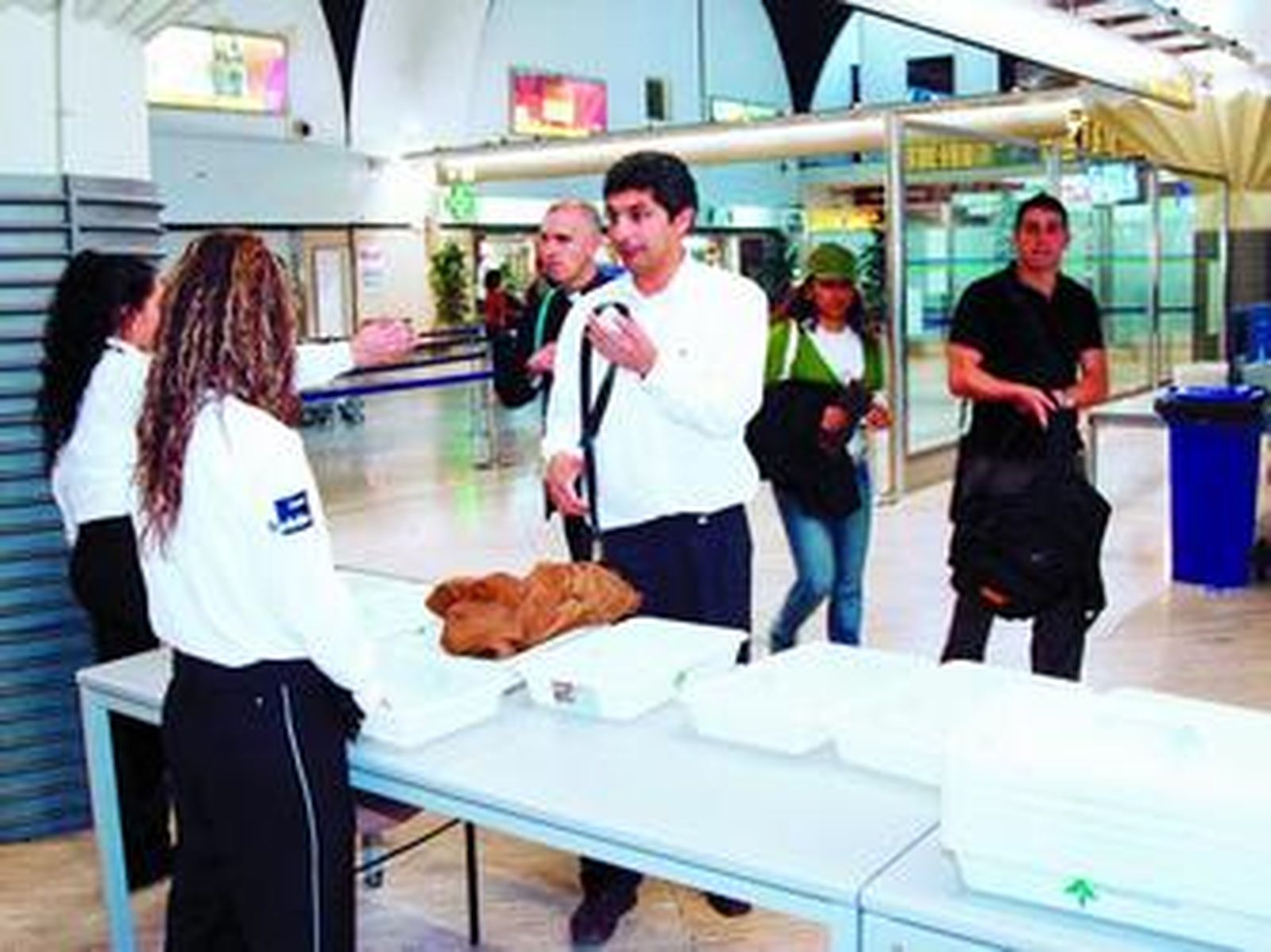 Juan José Cortés, el padre de Mari Luz, ayer en el aeropuerto de Sevilla.