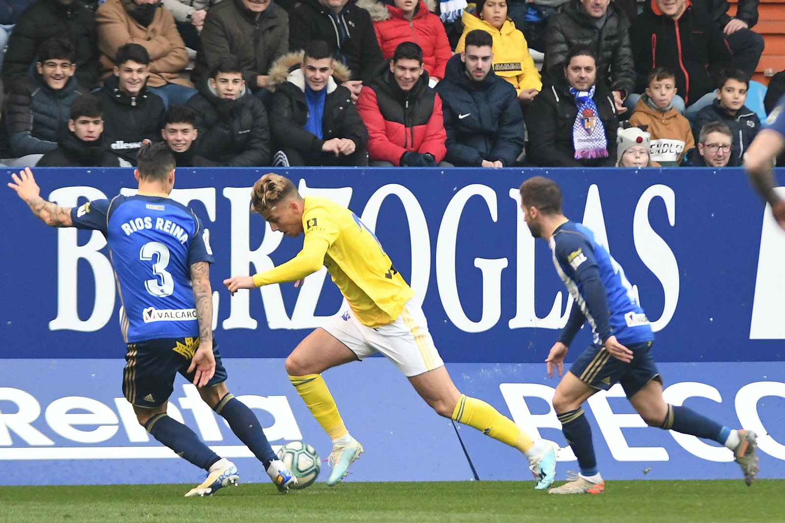 Iván Alejo trata de escaparse con el balón de dos jugadores de la Ponferradina.