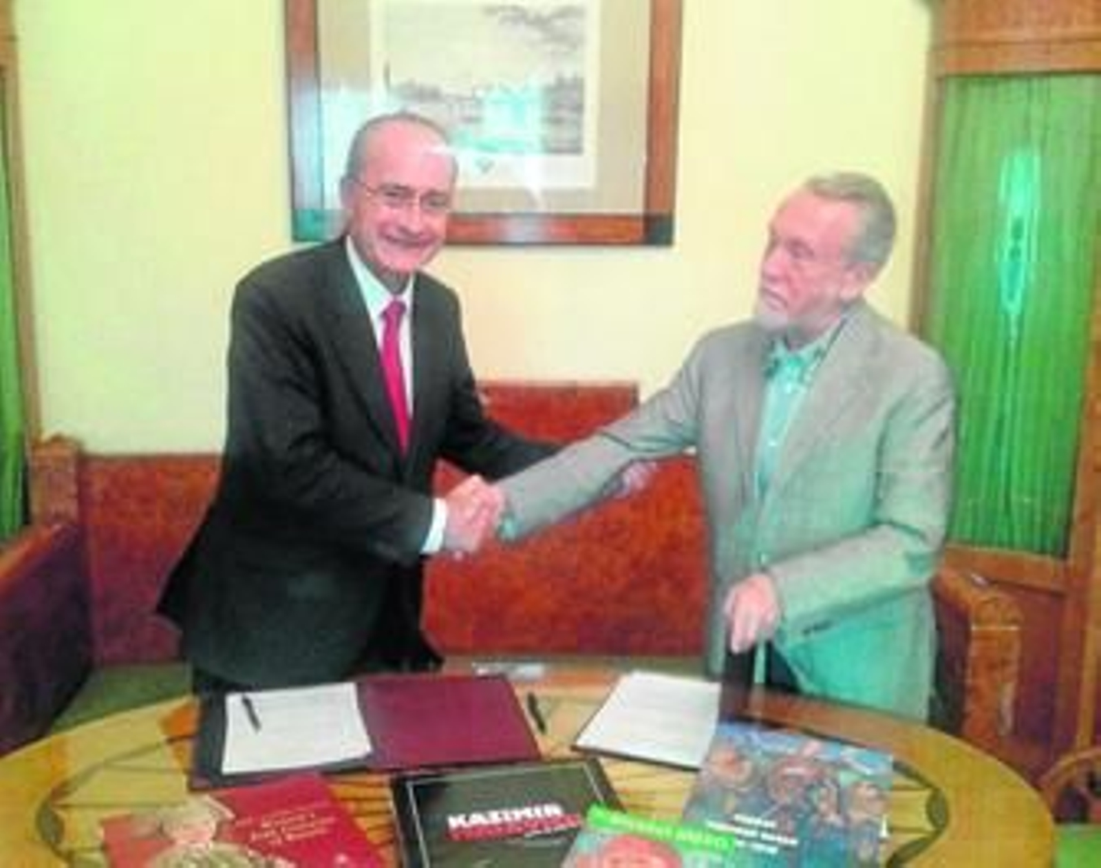Francisco de la Torre y Vladimir Gusev, en mayo del año pasado tras cerrar el acuerdo.