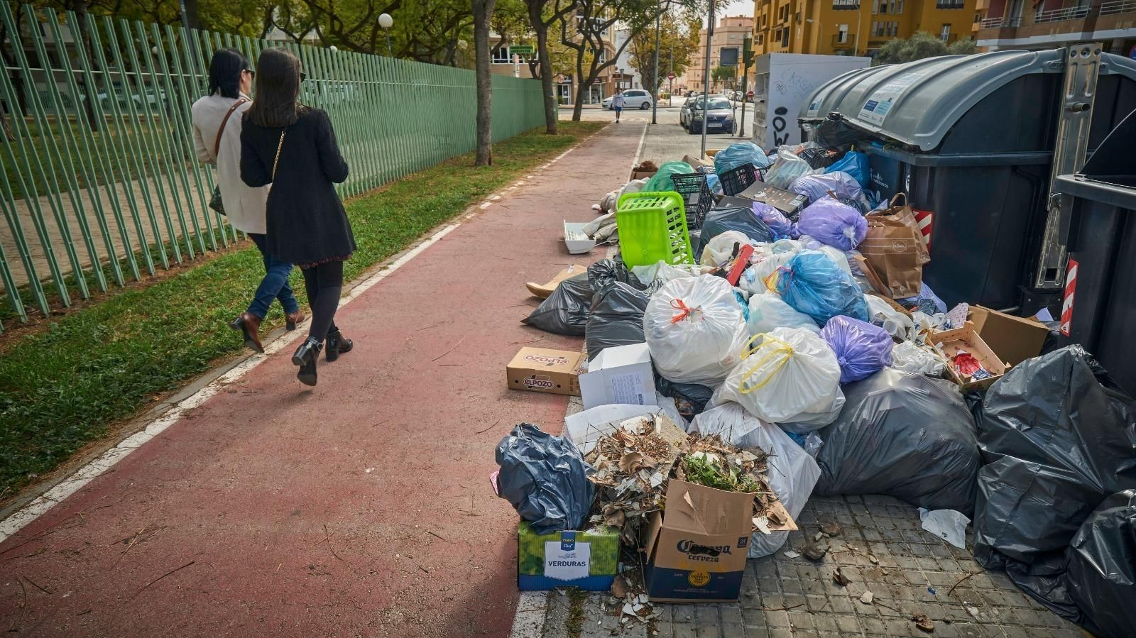 a basura se acumula ya sobre las aceras e invade incluso los carriles bici, agotando la paciencia de los vecinos.