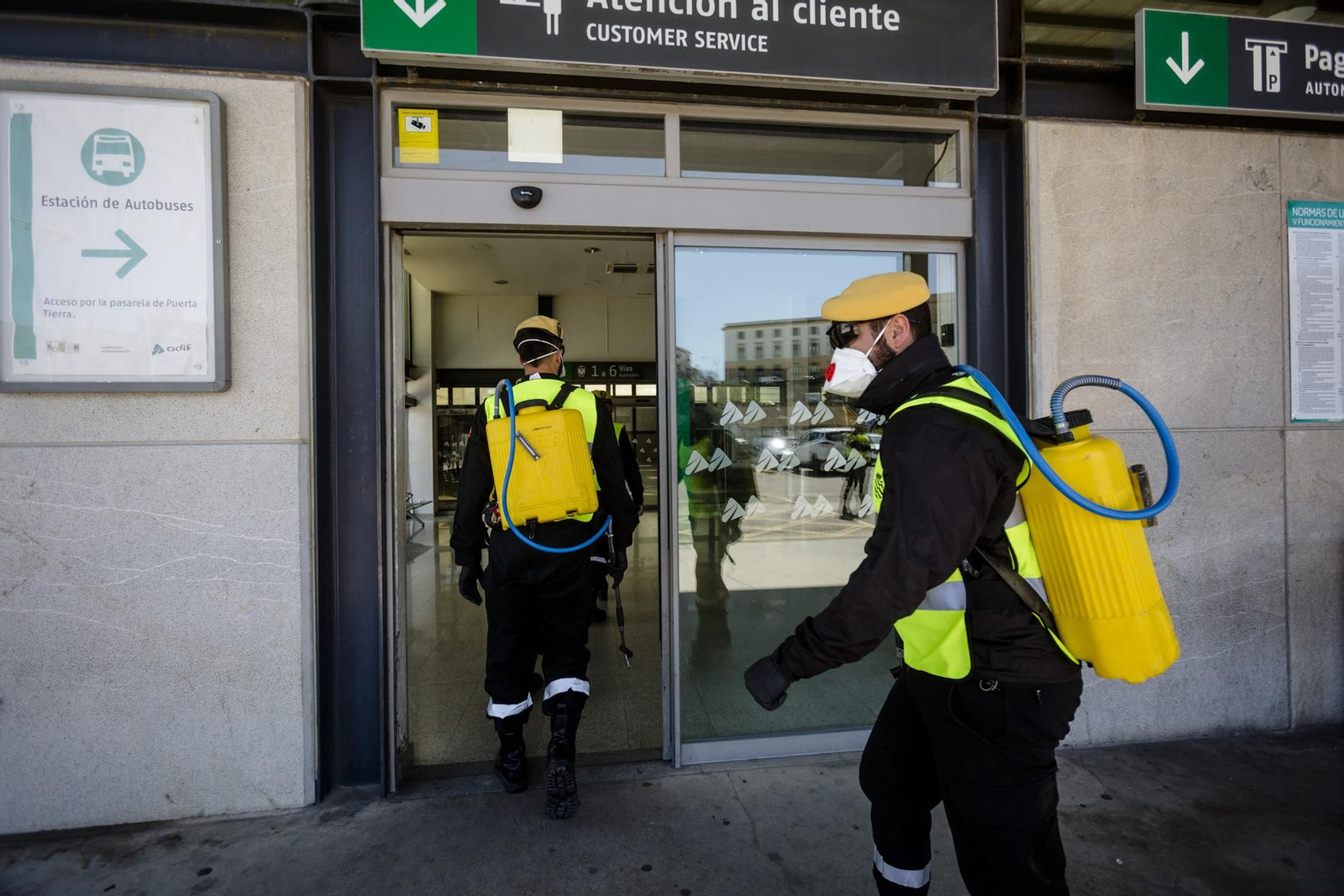 Efectivos de UME realizan labores de desinfección en la estación de trenes.
