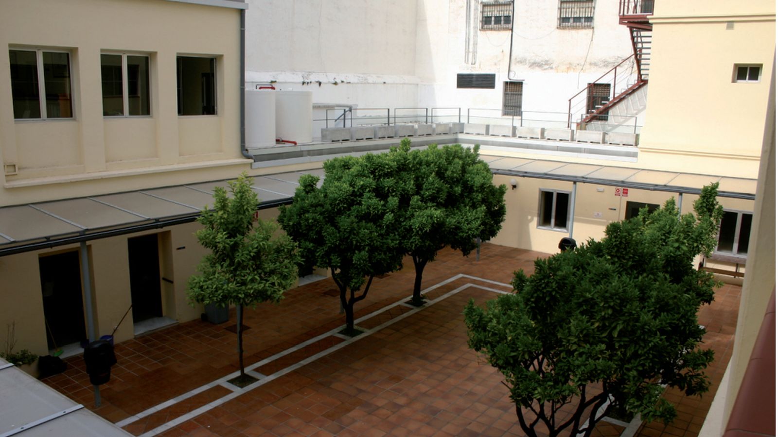 Patio trasero del antiguo Hospital Militar de Algeciras ampliado en la reforma de 1996 y sembrado de naranjos, rememorando el aspecto que debió tener en los siglos XVIII y XIX cuando se hallaba ajardinado.