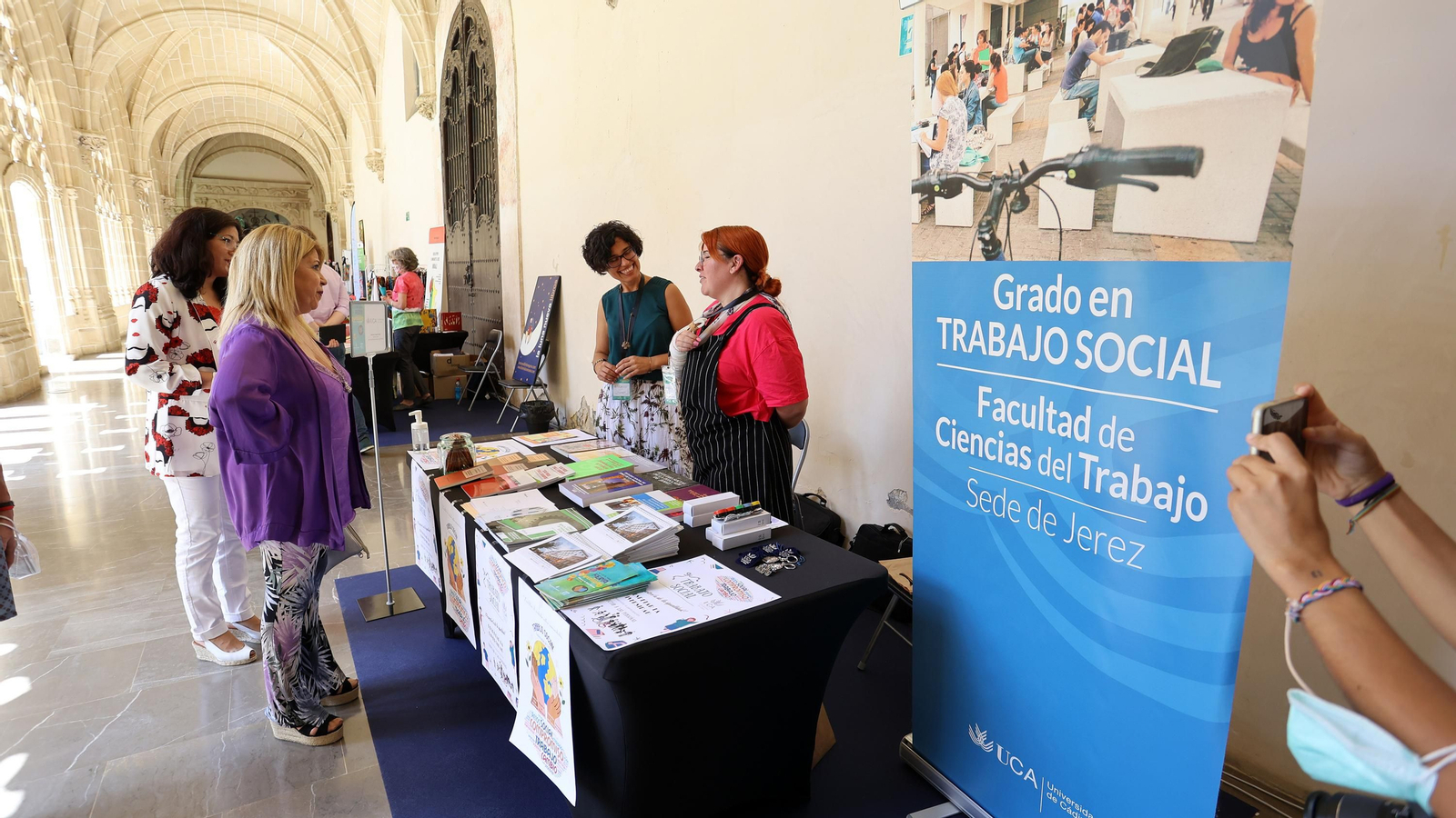 Imágenes de la Feria de la Diversidad en Los Claustros de Santo Domingo