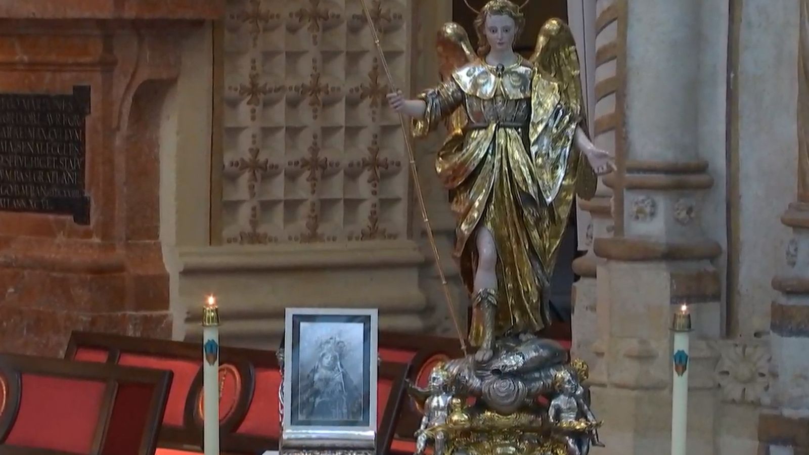 Eucaristía celebrada en honor a la Virgen de los Dolores en la Mezquita-Catedral con un cuadro de la Señora