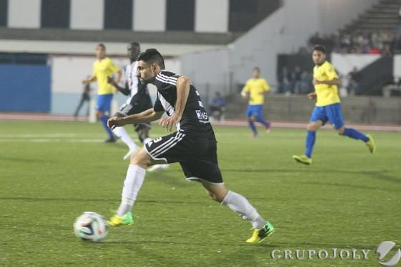 Javi Gallardo conduce el balón. 

Foto: Paco Guerrero