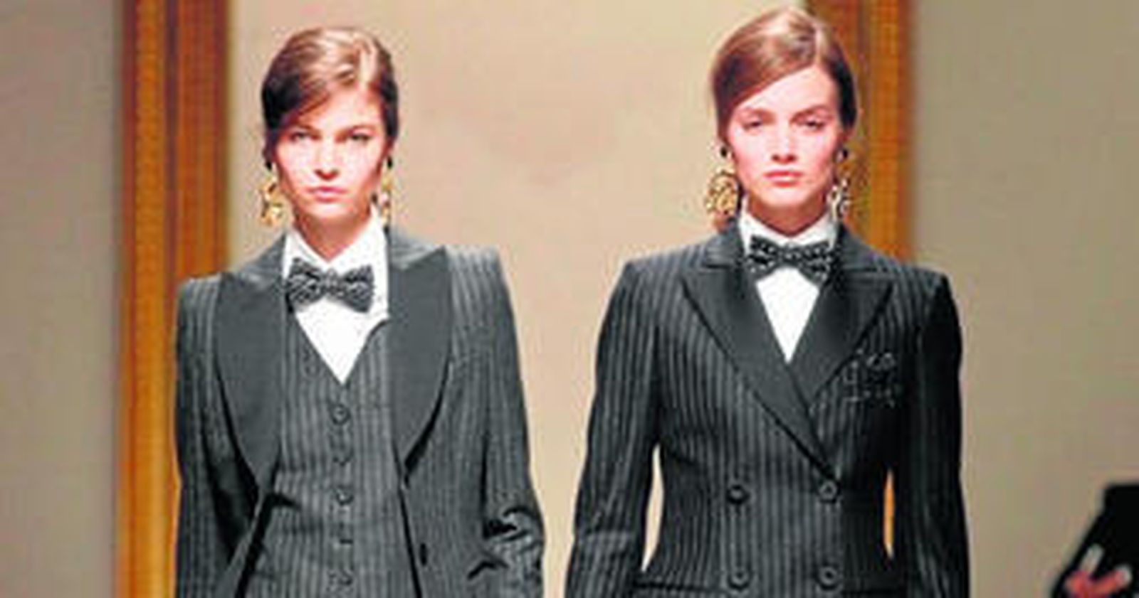 Moschino subió a la pasarela la tendencia de vestir a la mujer con prendas masculinas.