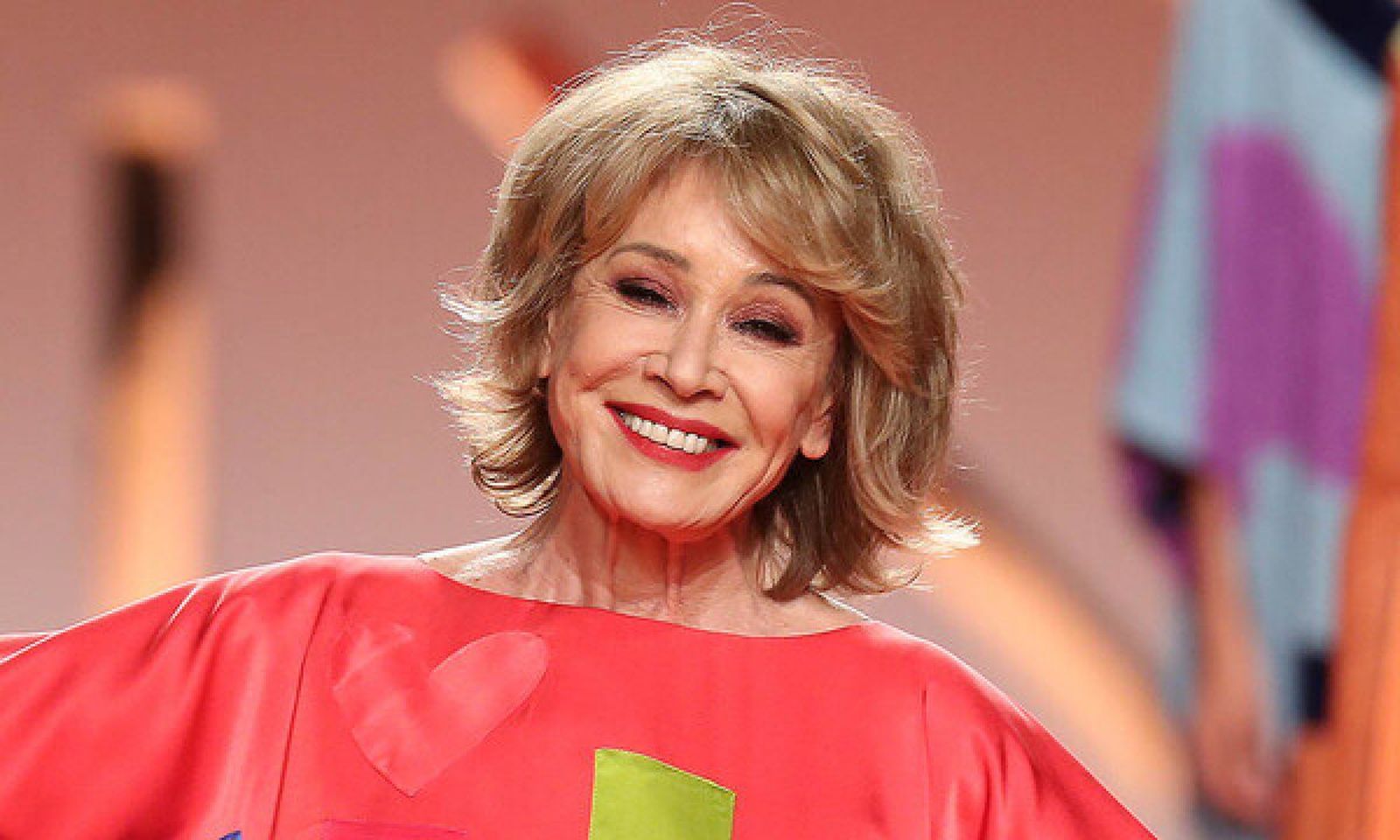 Mila Ximénez, sonriente, participando en el último desfile de su amiga Ágatha Ruiz de la Prada.