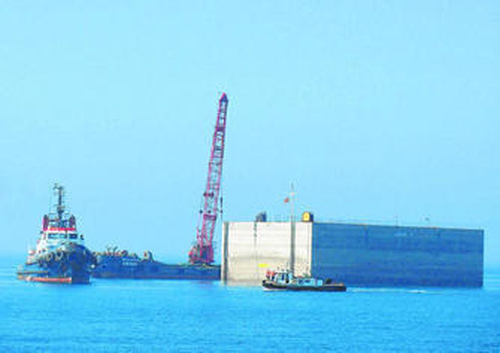 El dique construido a base de cajones de hormigón armado aligerados con celdas interiores.