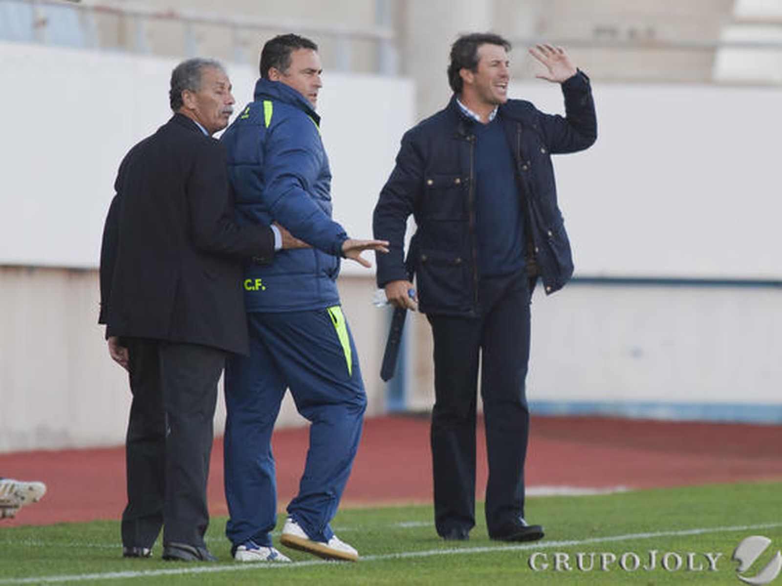 El banquillo protesta una decisión del árbitro. 

Foto: Pascu Mendez (LOF)