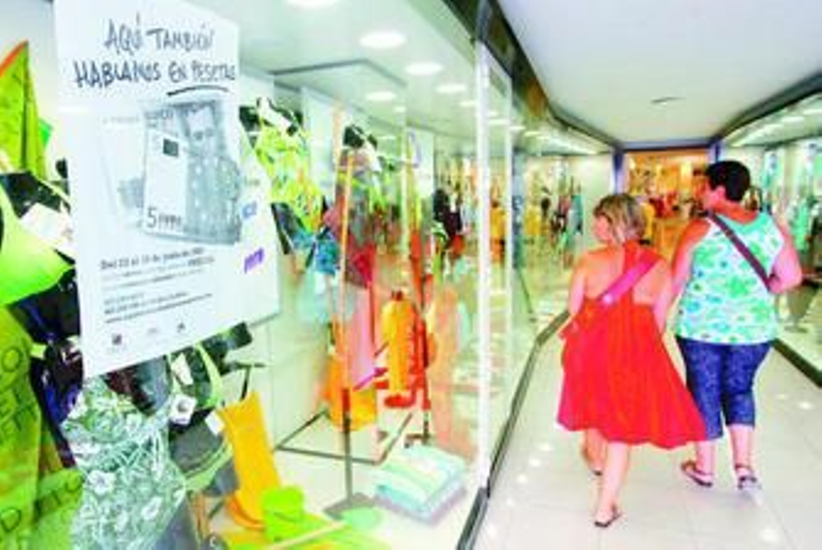 Cartel indicador de la campaña 'Aquí también hablamos en pesetas' en Almacenes Soriano.