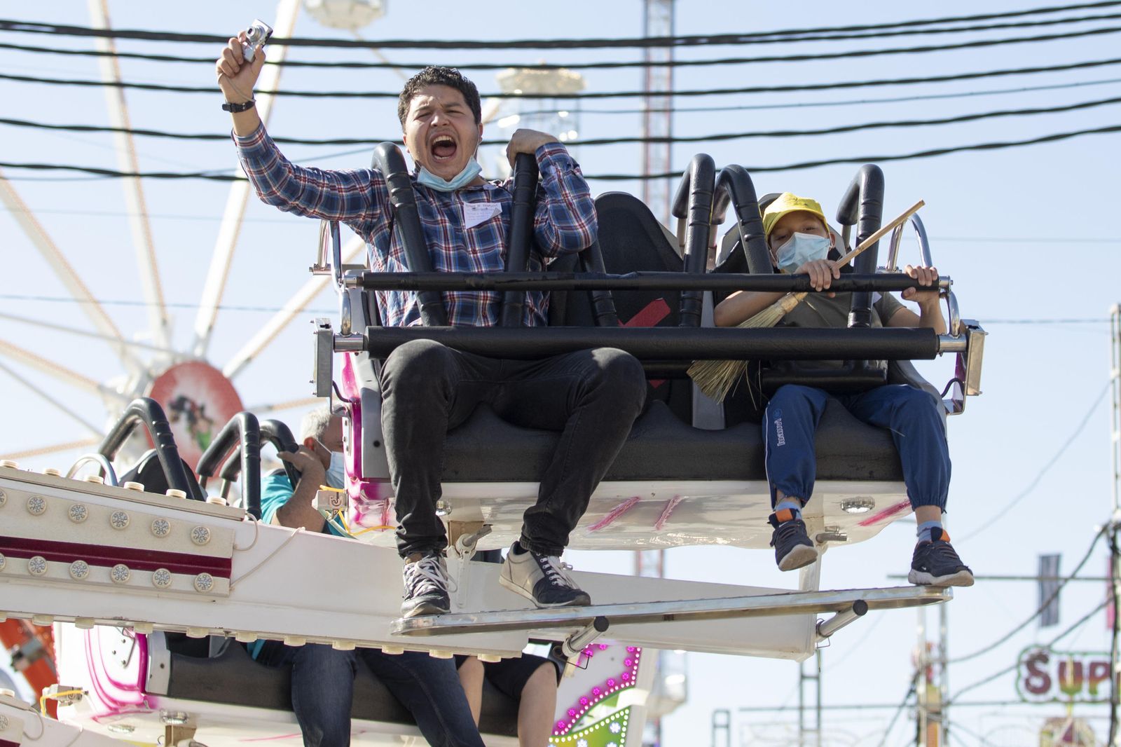 Fotos: el ferial de Granada cobra vida con los columpios