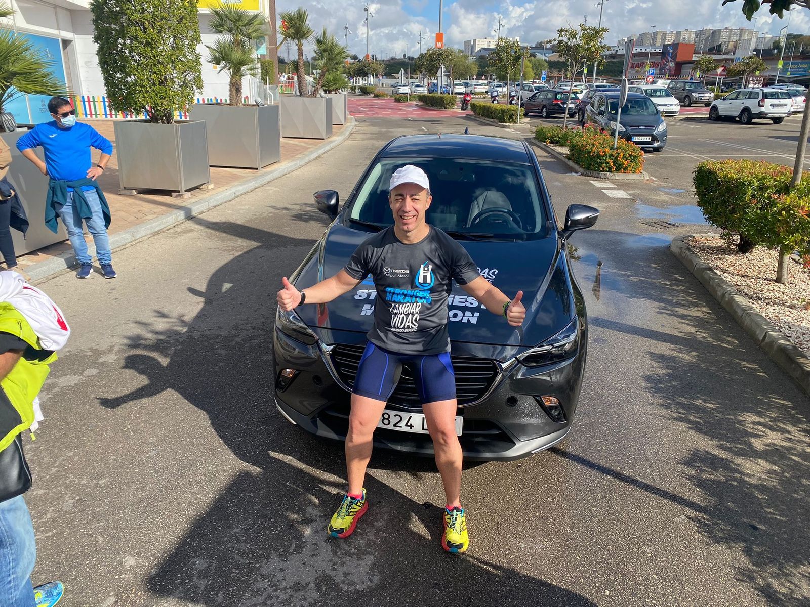 Humberto Otero, junto al vehículo del que tiró.