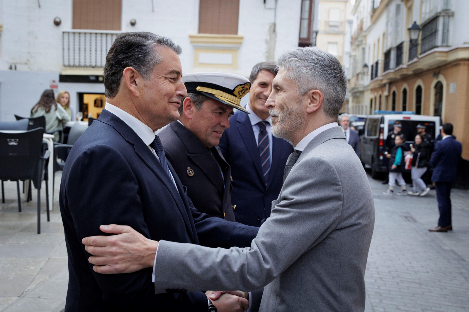 Las imágenes de la entrega de condecoraciones civiles en Cádiz.