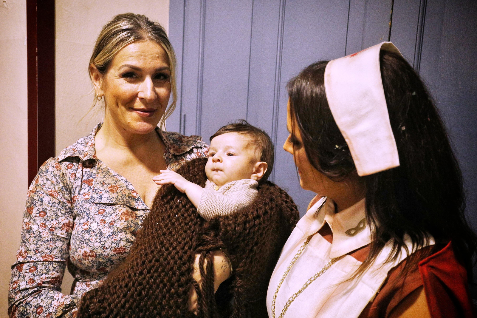 El pequeño Enzo con su madre y otra comparsista tras su 'debut' en el Falla.