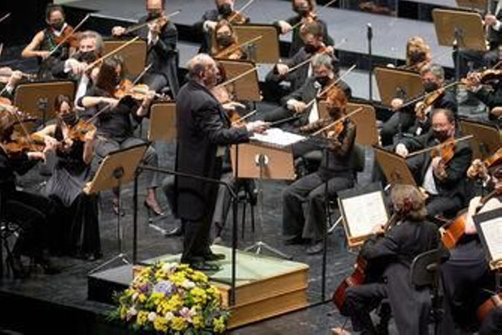 Marc Soustrot dirigiendo Brahms a la ROSS.