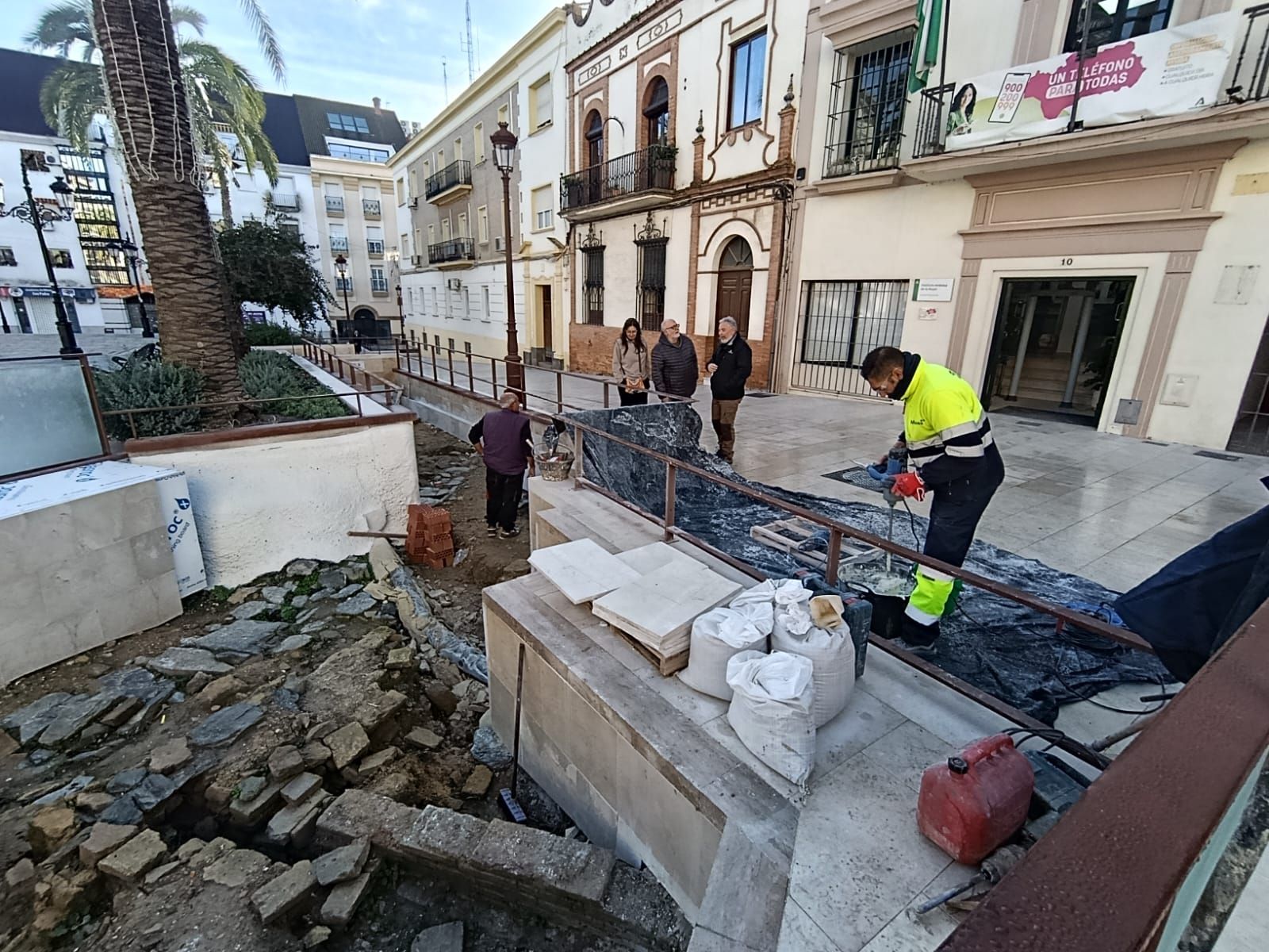 Operarios realizan las actuaciones.