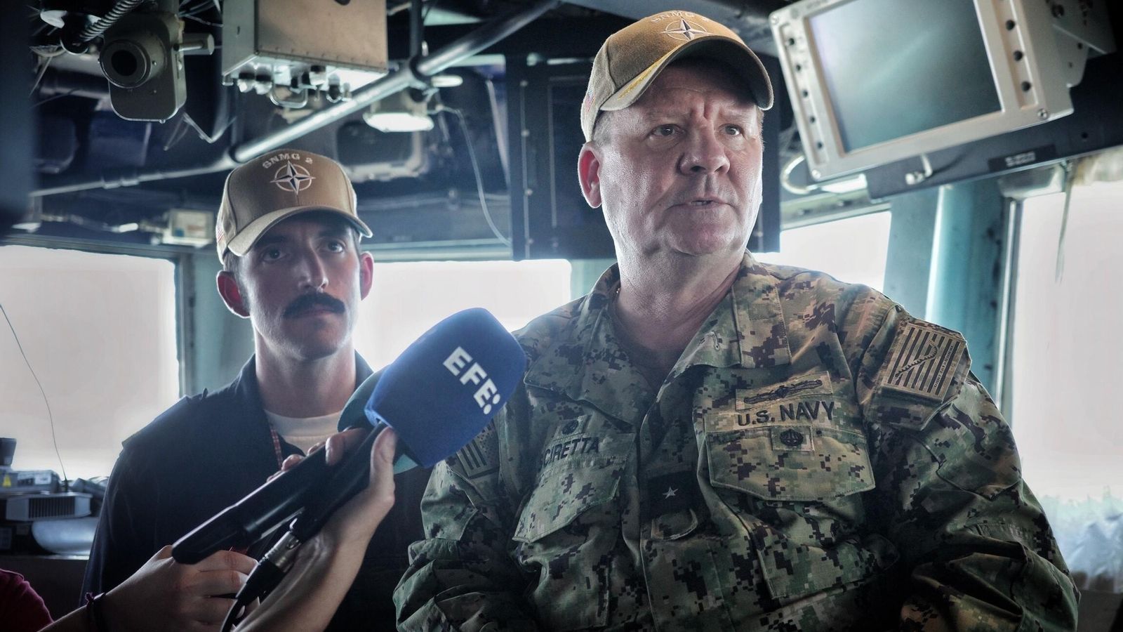 El contralmirante Sciretta atiende a los medios a bordo del buque.