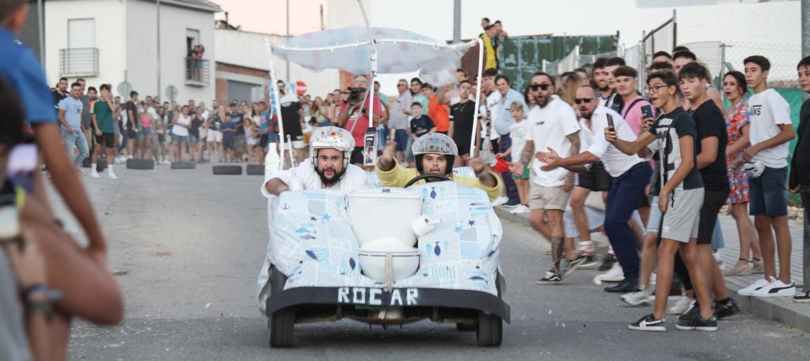 La disparatada carrera de autos locos de Nueva Carteya, en imágenes