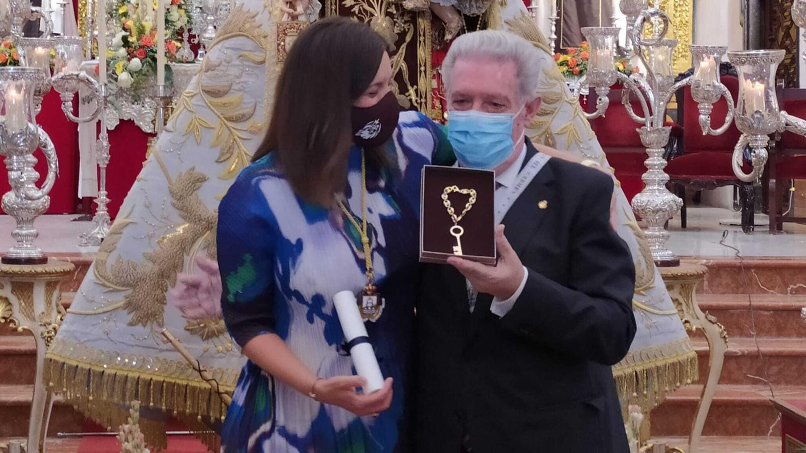 Entrega de la pulsera con la Llave de la Ciudad a la Virgen del Carmen.