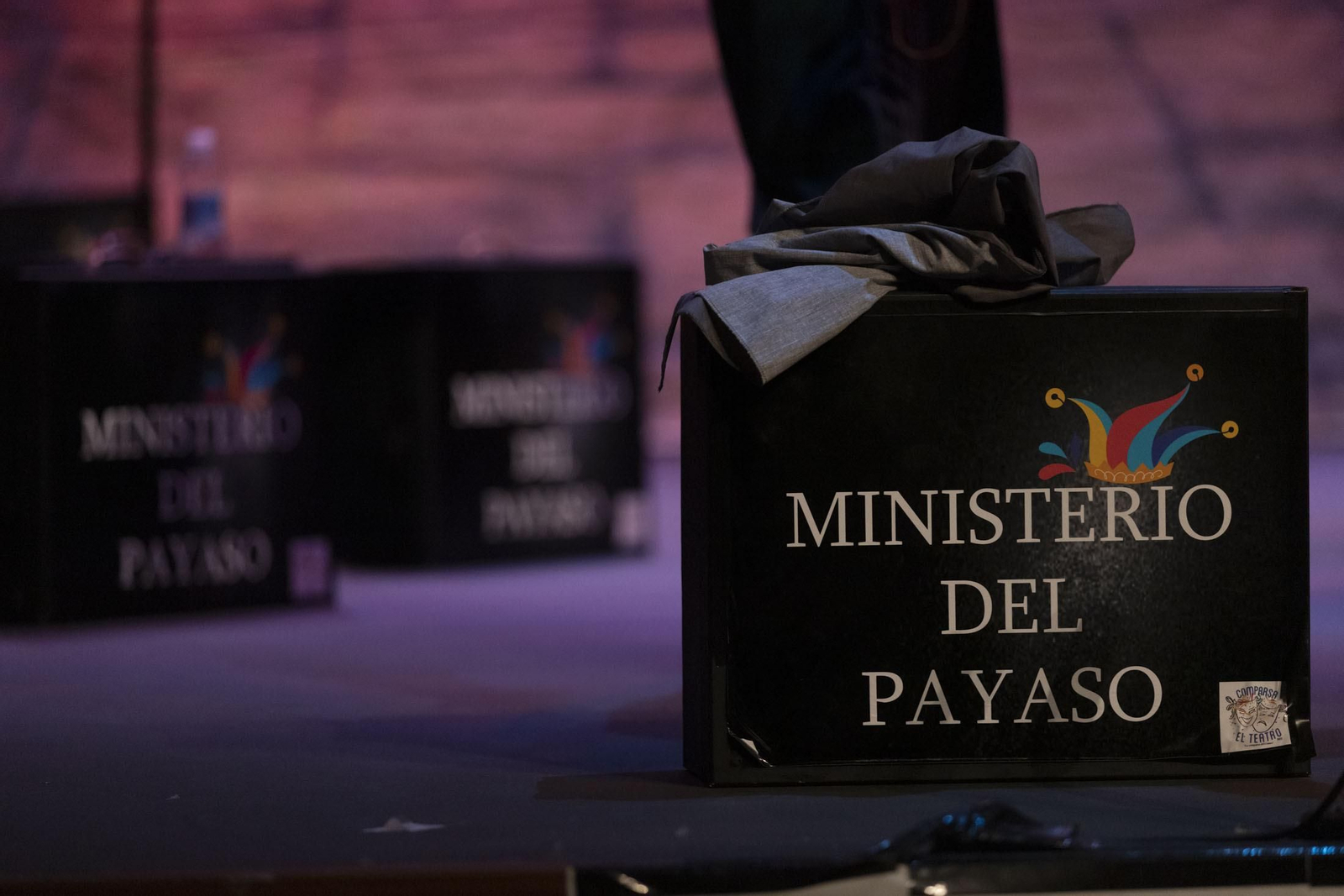 Imágenes de la actuación de la comparsa de Dos Hermanas ‘El teatro’ en el Carnaval Colombino