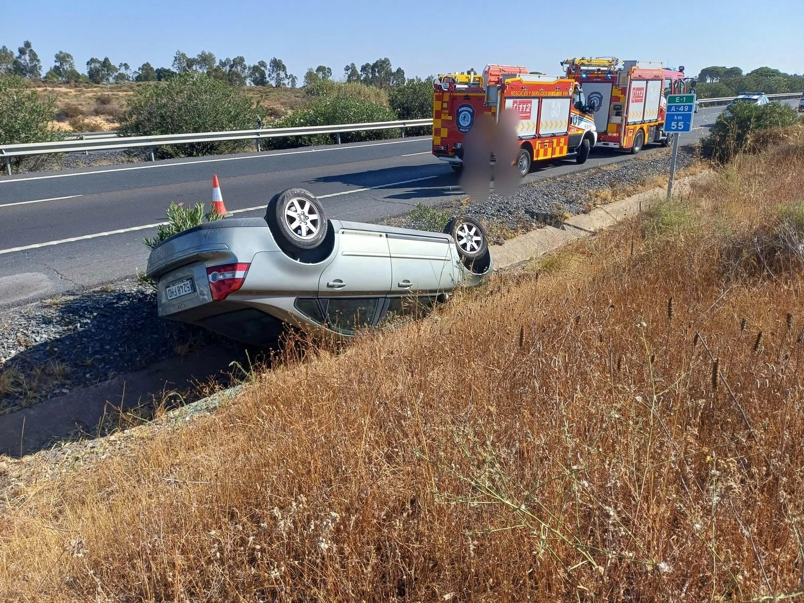Un coche vuelca a la altura de Villarrasa este sábado.
