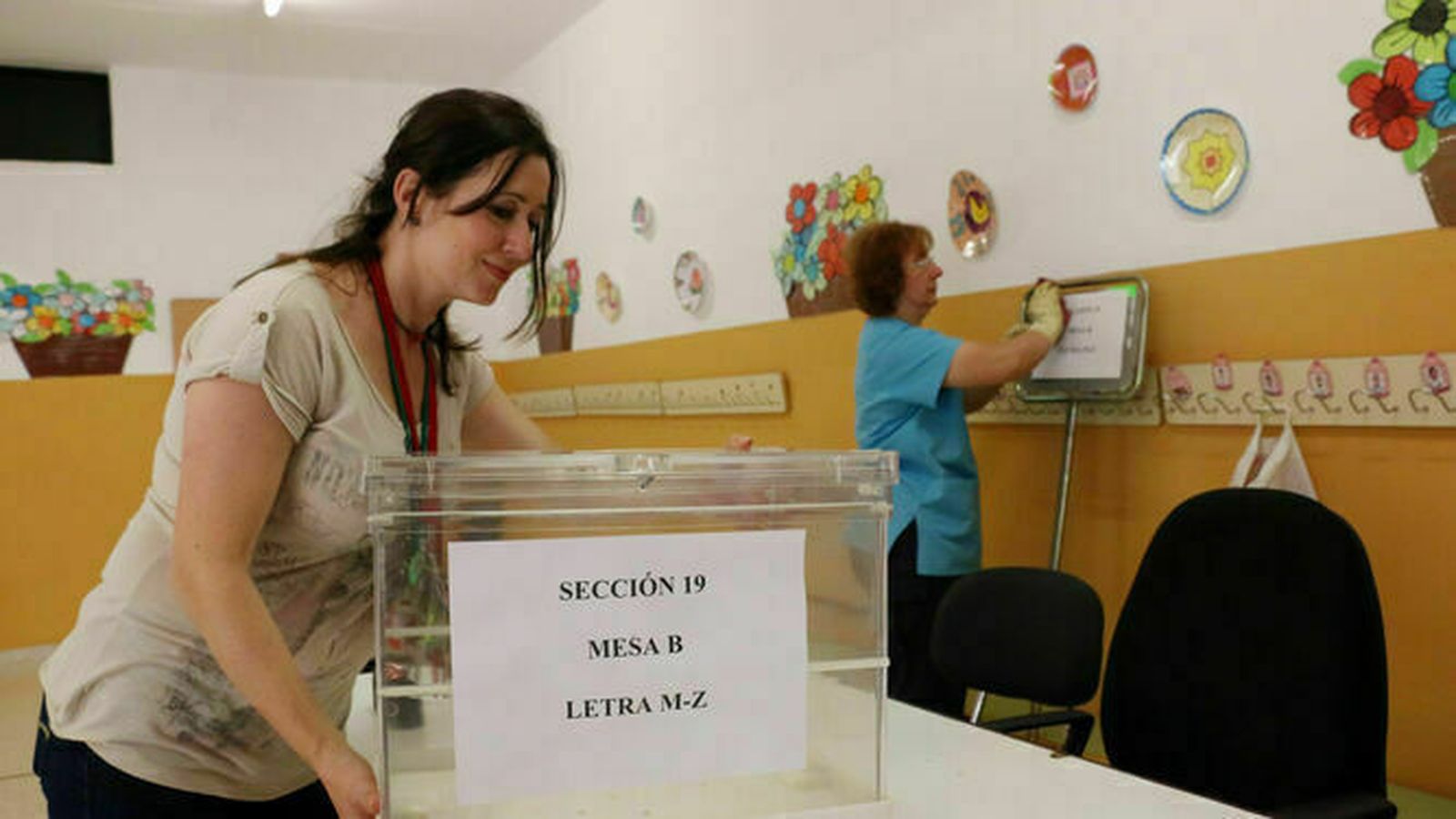 Preparativos en un colegio electoral