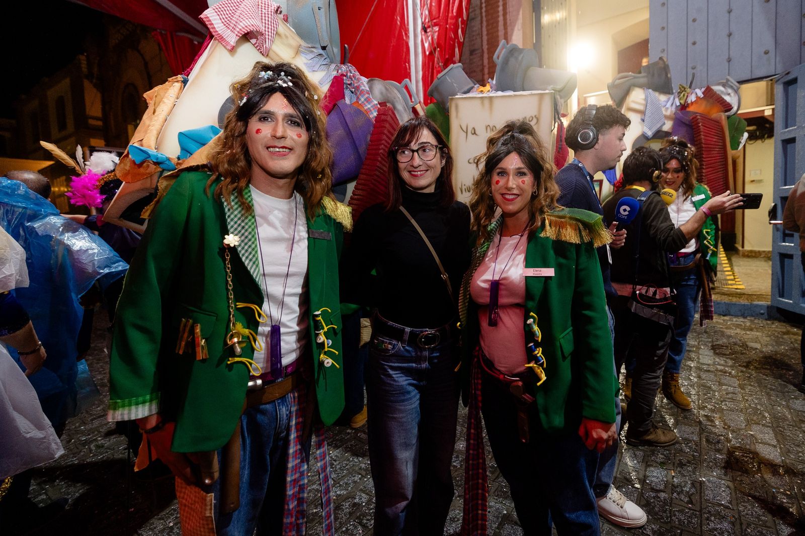 Mercedes Lamas, antifaz de oro, con comparsistas de 'Las jorobadas'.