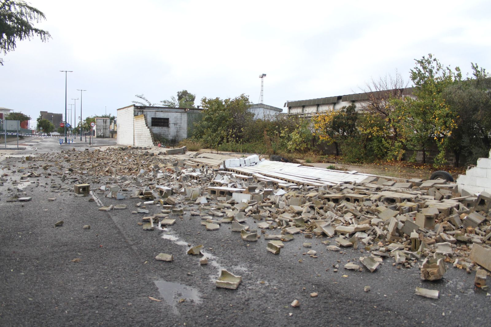 Consecuencias del temporal de lluvia y viento a su paso por la capital