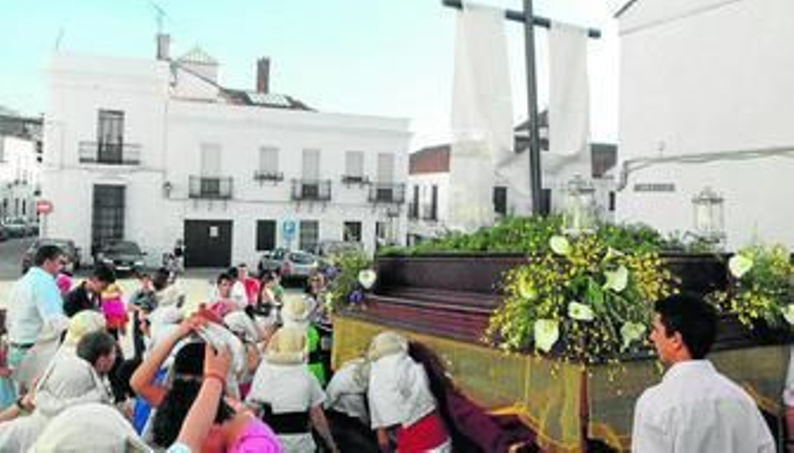 Algunos de los pequeños y pequeñas que participaron en la procesión de la Cruz en Cartaya.