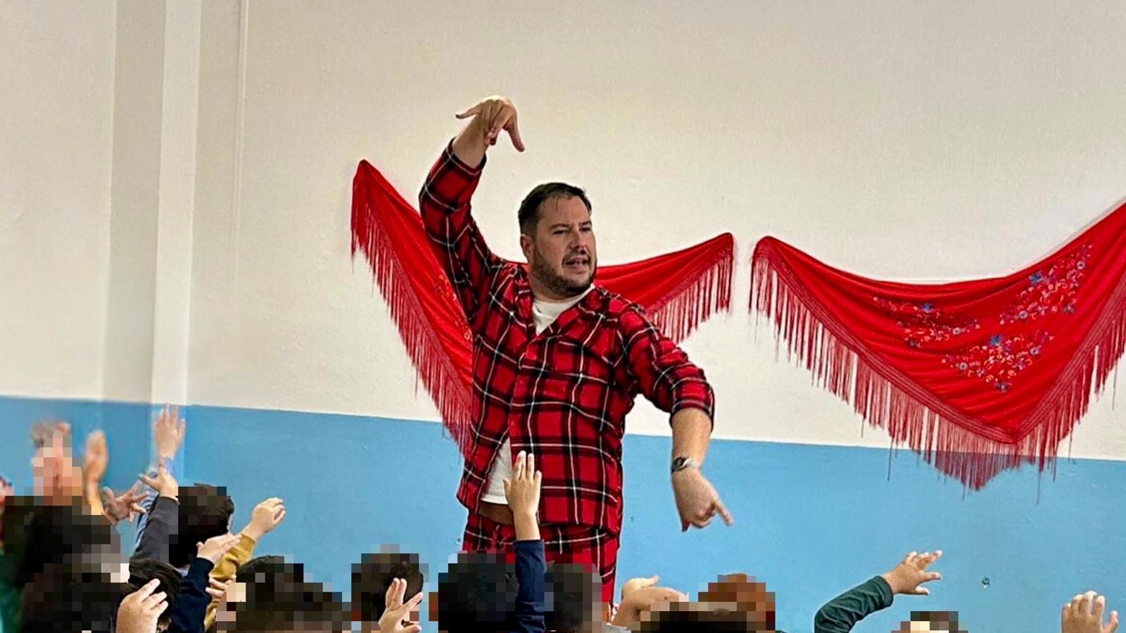 Alberto Padilla enseña baile a los más pequeños.