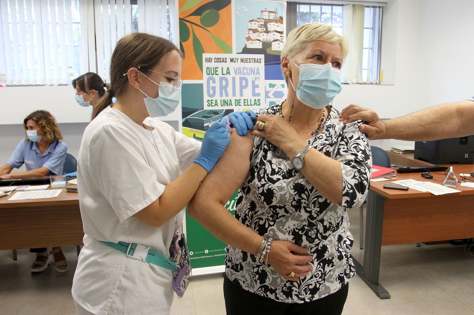 Vacuna contra la gripe en un centro de salud de Huelva.
