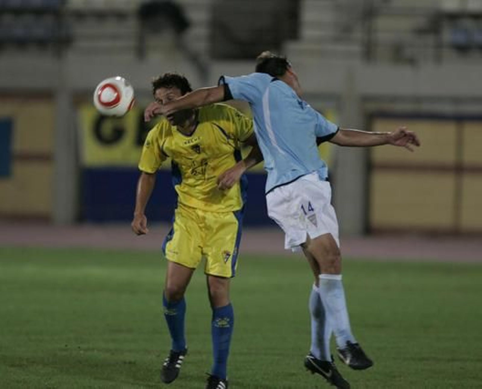 Germán cabecea un balón. 

Foto: Javier Alonso