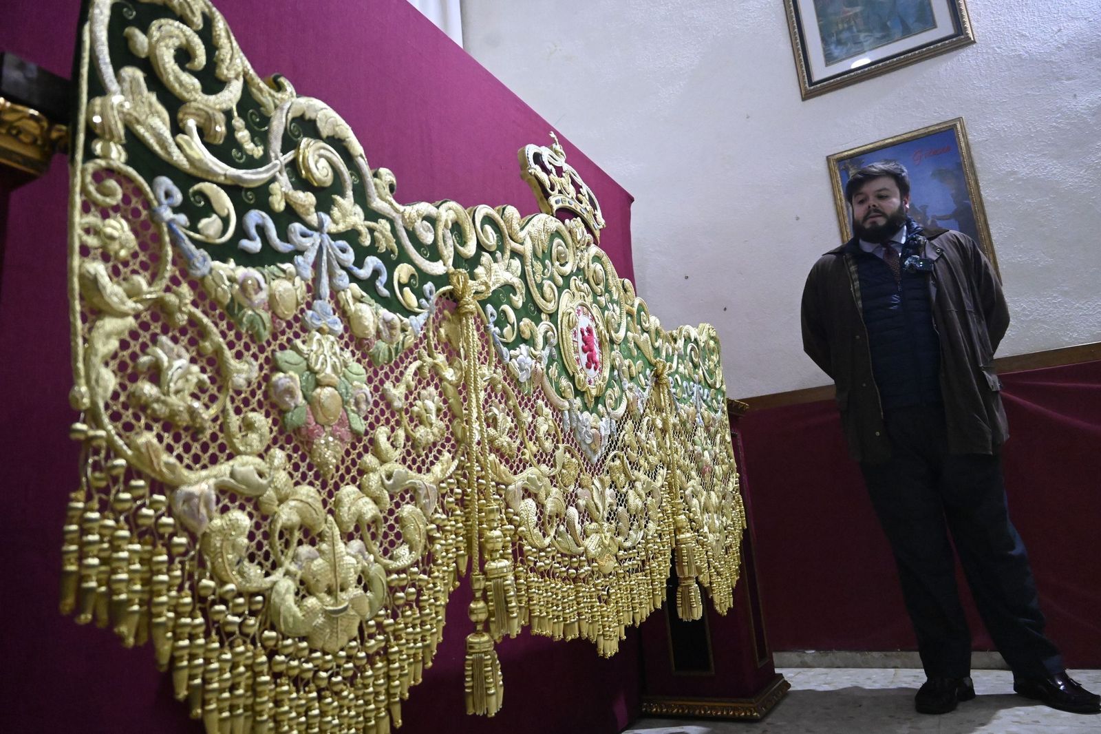 Las mejores fotos de la presentación de la bambalina trasera del palio de la Virgen de la Esperanza de Córdoba