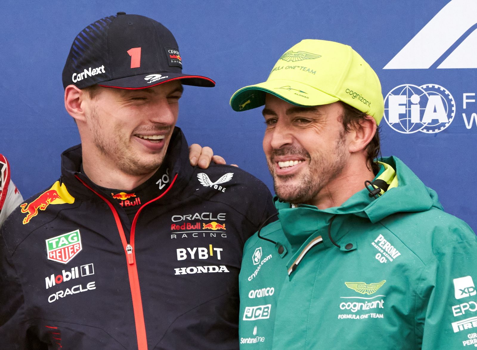 Alonso sonríe junto a Verstappen en Montreal