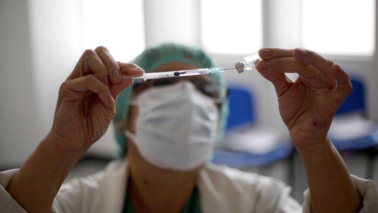 Una enfermera prepara una dosis de la vacuna contra el covid.