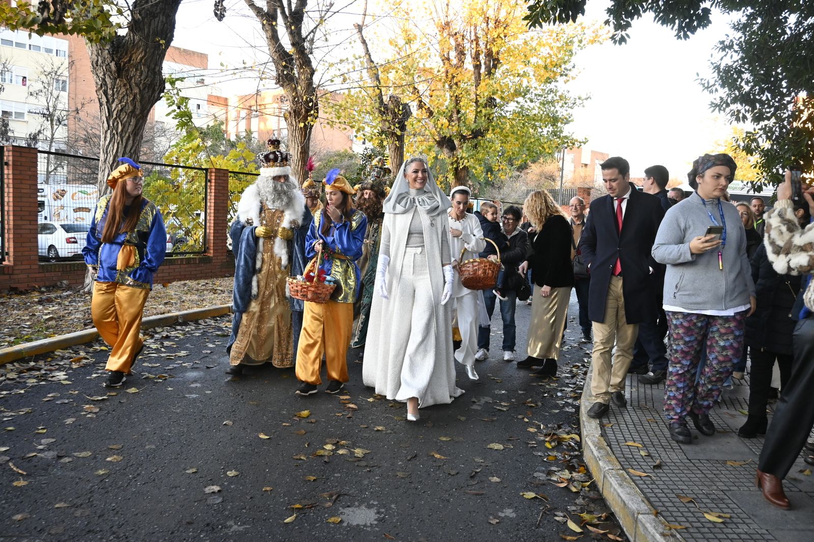 Visita de los Reyes Magos a los ancianos de los asilos de Huelva, en imágenes