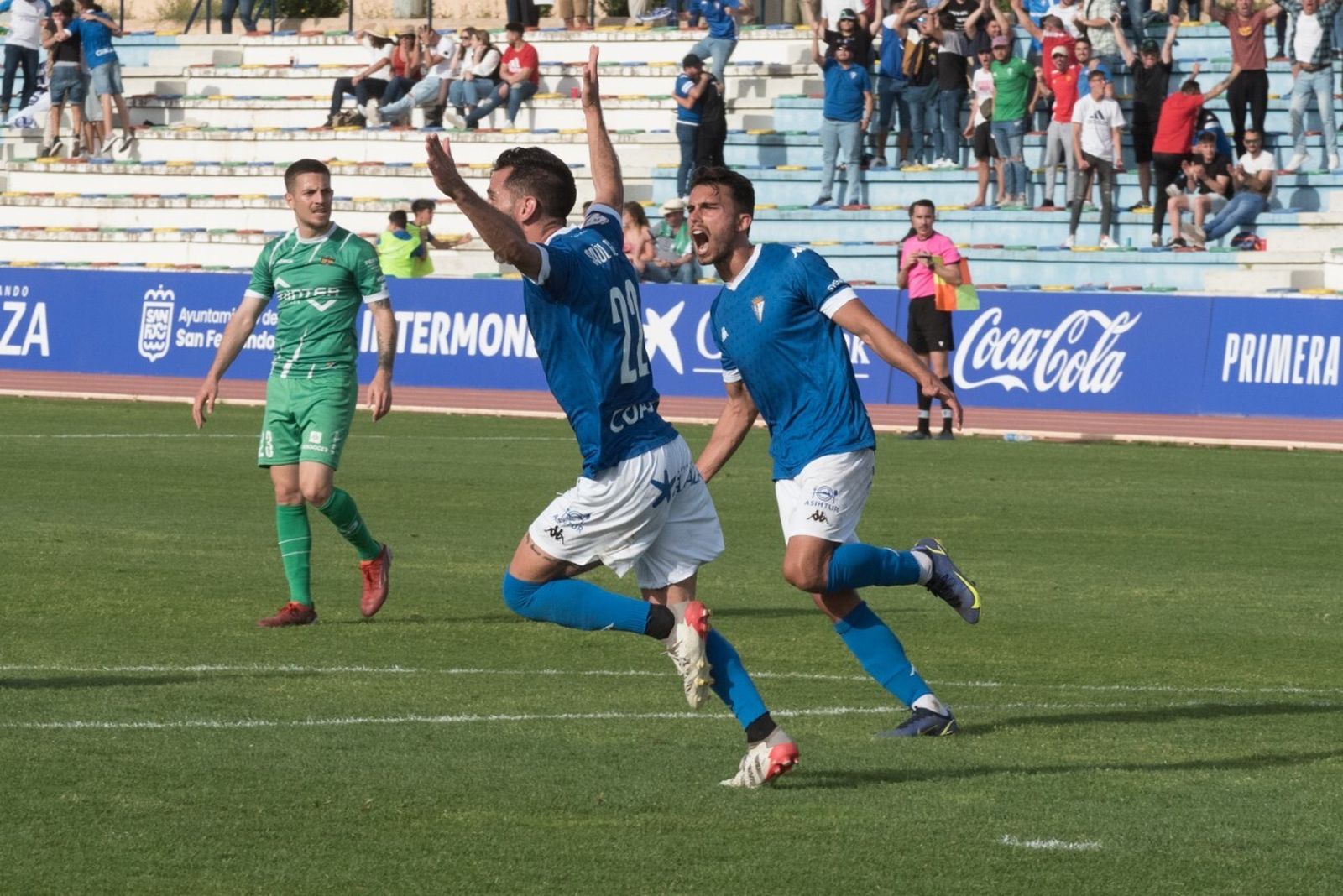 Saúl alza los brazos para celebrar el empate a tres del conjunto isleño.