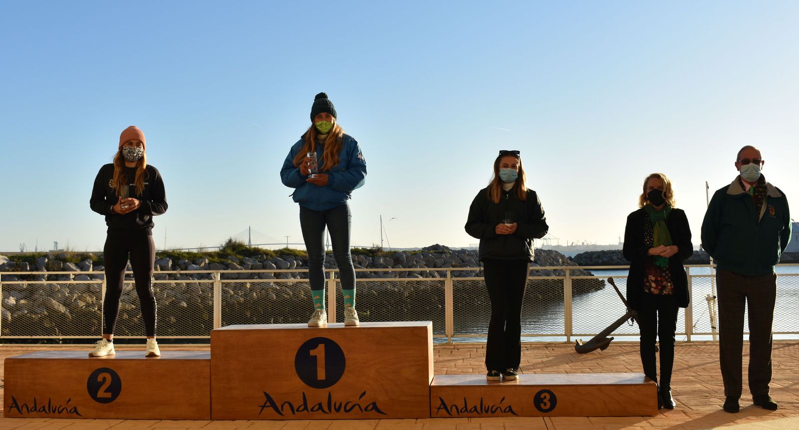 Blanca Manchón y Pilar Lamadrid, en el podio de iQFoil en Cádiz.