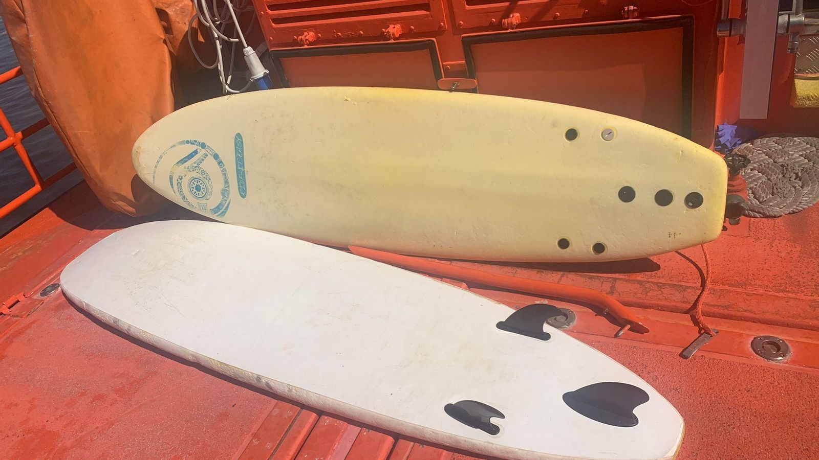 Tablas de surf en las que viajaban dos de los migrantes